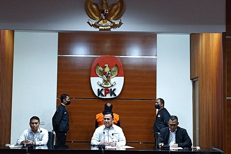 Komisi Pemberantasan Korupsi (KPK) resmi menahan d Bupati nonaktif Mamberamo Tengah, Ricky Ham Pagawak yang sempat masuk daftar pencarian orang (DPO) selama 6 bulan, Senin (20/2/2023).