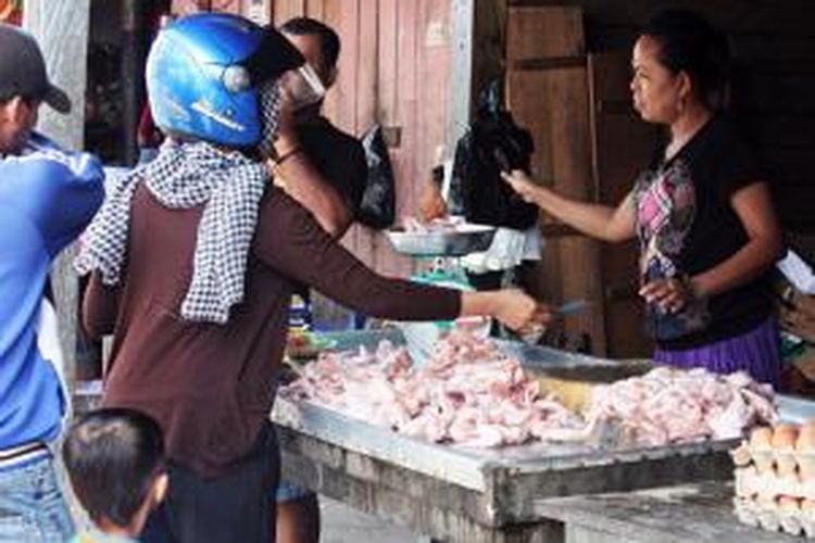 Pedagang ayam segar di pasar Pagi Kabupaten Nunukan. Pertumbuhan kerdil pada ayam membuat harga daging ayam segar meroket di wilayah perbatasan.