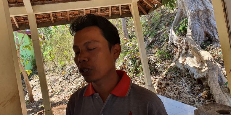 Beni All England, ayah dari NAA, bocah berusia 10 tahun yang meninggal diduga karena keracunan makanan di Kalurahan Jerukwudel, Girisubo, Gunungkidul, DI Yogyakarta, saat ditemui wartawan Jumat (22/9/2023).