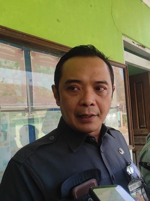 Kepala Dinsos Kabupaten Kudus, Putut Winarno berkunjung ke SD 5 Hadipolo, Rabu (15/7/2026). Sekolah tersebut mendapat stigma negatif sekolah kampung sosial hingga sepi pendaftar.