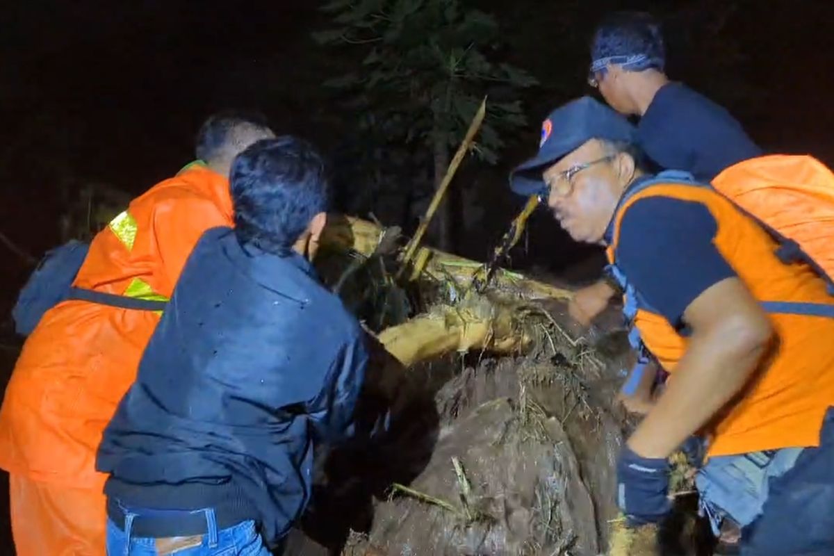 Banjir bandang menerjang pemukiman warga yang tinggal di lereng Gunung Argopuro Bondowoso pada Kamis (9/1/2025).