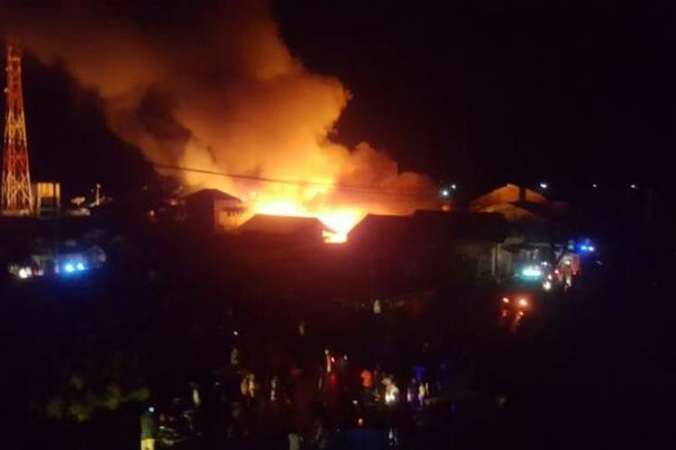 Api terlihat membakar kawasan perumahan padat penduduk di Desa Pusong Lama, Kecamatan Banda Sakti, Lhokseumawe, Rabu (5/4/2017) malam.