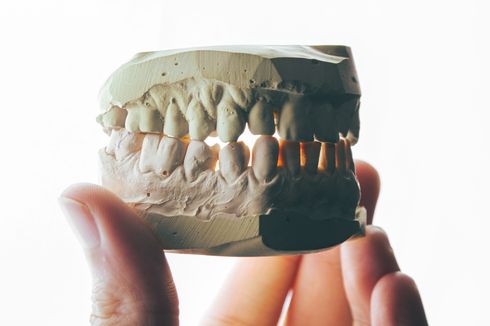 Segera Hentikan, 9 Kebiasaan Buruk yang Bisa Merusak Gigi