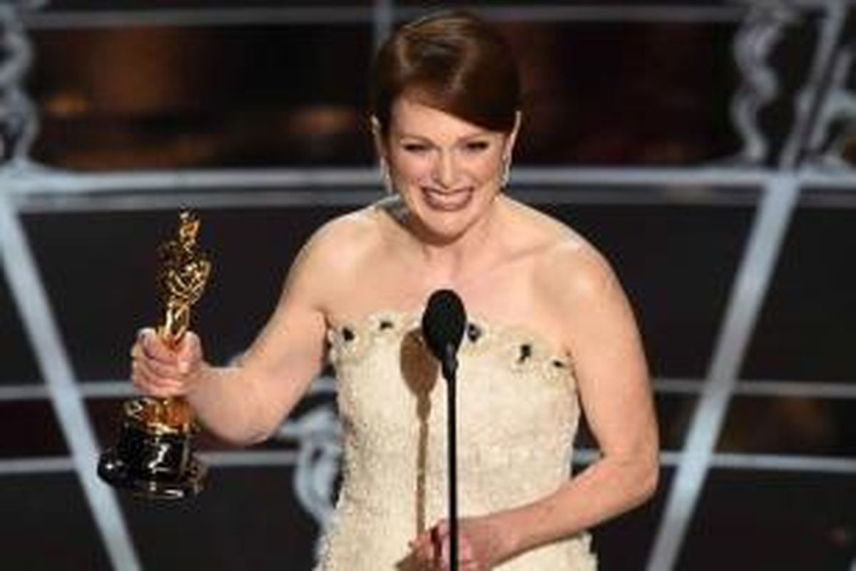 Pemenang Best Actress Julianne Moore memperlihatkan Piala Oscar 2015 di Hollywood, California, 22 Februari 2015.