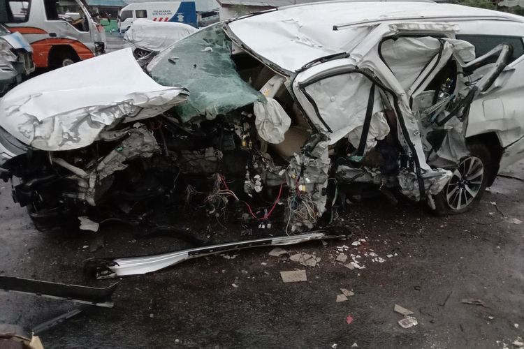 Kondisi kendaraan yang ditumpangi keluarga Vanessa Angel, setelah mengalami kecelakaan tunggal di (Km) 672+300 jalur A ruas Tol Jombang arah Mojokerto.