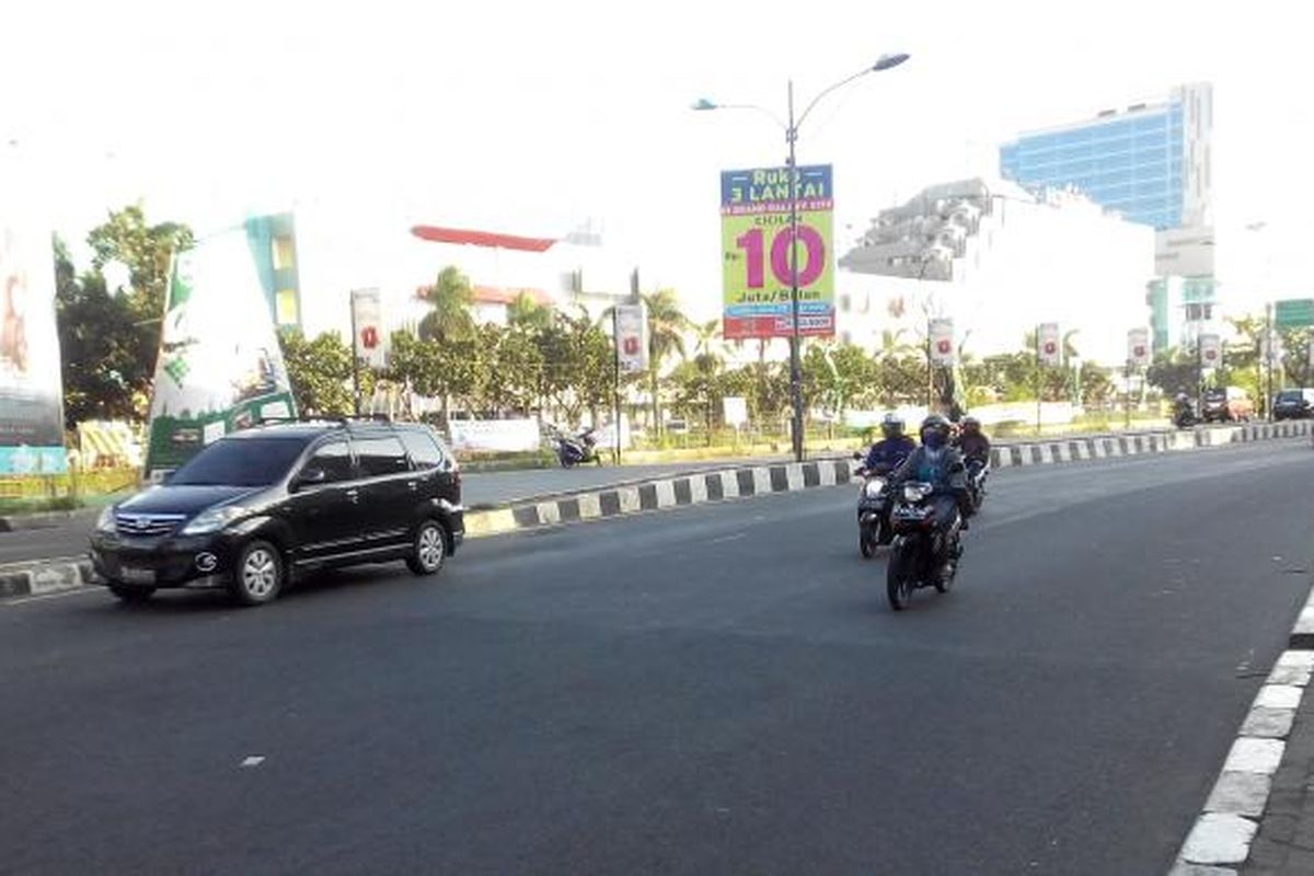 Jalan K.H Noer Ali atau yang lebih dikenal Jalan Kalimalang terlihat sepi dan lancar pada H-1 Hari Raya Idul Fitri, Kamis (16/7/2015).