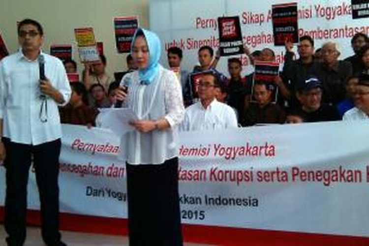 Rektor UGM Dwikorita Karnawati saat membacakan peryataan sikap