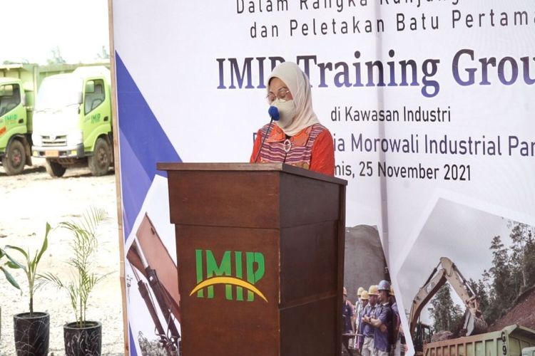 Menteri Ketenagakerjaan Republik Indonesia (Menaker) Ida Fauziyah dalam acara peletakan batu pertama Training Ground PT International Morowali Industrial Park (IMIP) di Morowali, Sulawesi Tengah, Kamis (25/11/2021).