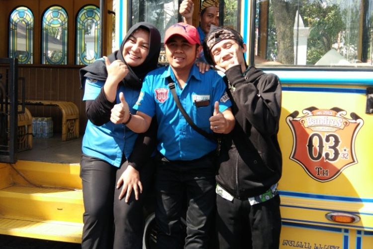 Para kru bus wisata Bandros Bandung