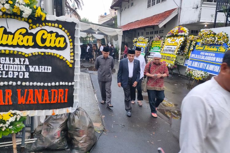 Menteri Agama Fachrul Razi melayat ke rumah duka alhmaruhmah Salahuddin Wahid atau Gus Sholah di Jalan Bangka Raya, Tendean, Mela Mampang, Jakarta Selatan, Senin (3/2/2020).