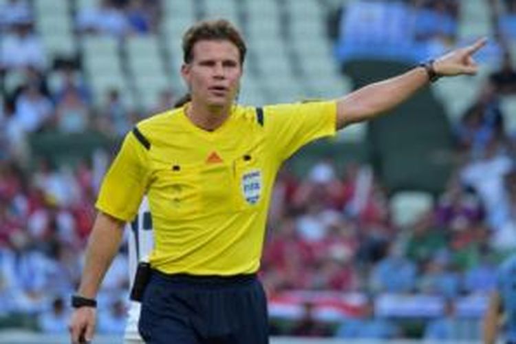 Wasit asal Jerman, Felix Brych.