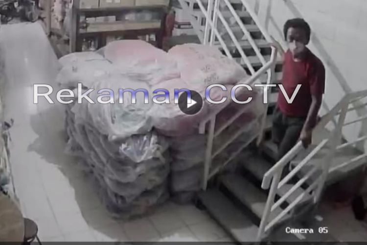 Tangkapan layar kamera CCTV merekam aksi pria tuna wicara mencuri 10 toko di Pasar Pagi, Tambora, Jakarta Barat. 