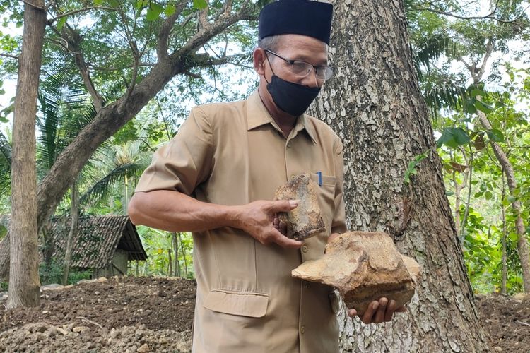 Guru olahraga di SMP Negeri 1 Panjatan, Kabupaten Kulon Progo, Daerah Istimewa Yogyakarta, menemukan batu yang diduga tukang purba. Ia menjadikan temuan itu sebagai kenangan-kenangan.