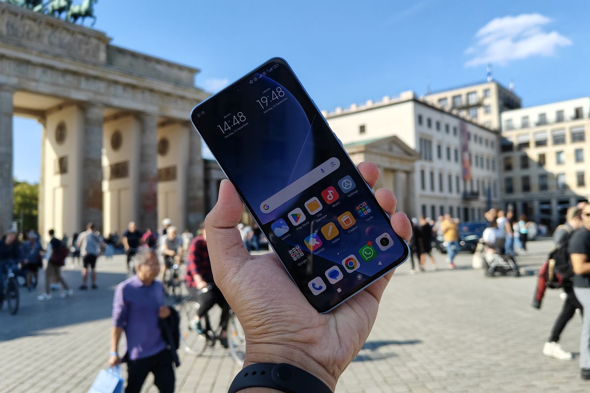 Ilustrasi bagian depan Xiaomi 13T difoto di depan gerbang Brandenburger Tor di Berlin, Jerman.