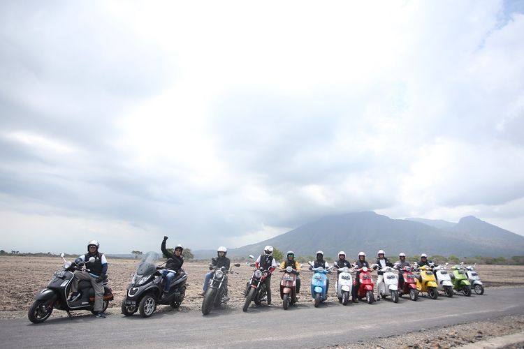 Rombongan turing Iconic Ride PT Piaggio Indonesia menyempatkan diri berpose bersama dengan latar Gunung Baluran dan padang sabana di areal Taman Nasional Baluran, Situbondo-Banyuwangi, Jawa Timur. Perjalanan ini merupakan bagian dari rangkaian turing bermotor dalam rangka 50 tahun Vespa Primavera, dari Bali menuju Bromo, Jawa Timur. 