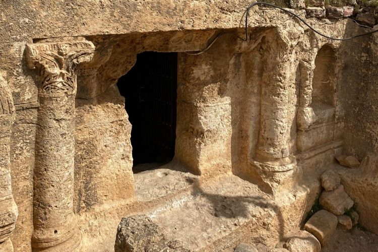 Pintu masuk Gua Ashabul Kahfi di Kota Amman, Yordania. Tempat yang diyakini sebagai lokasi tujuh pemuda tertidur selama 309 tahun.