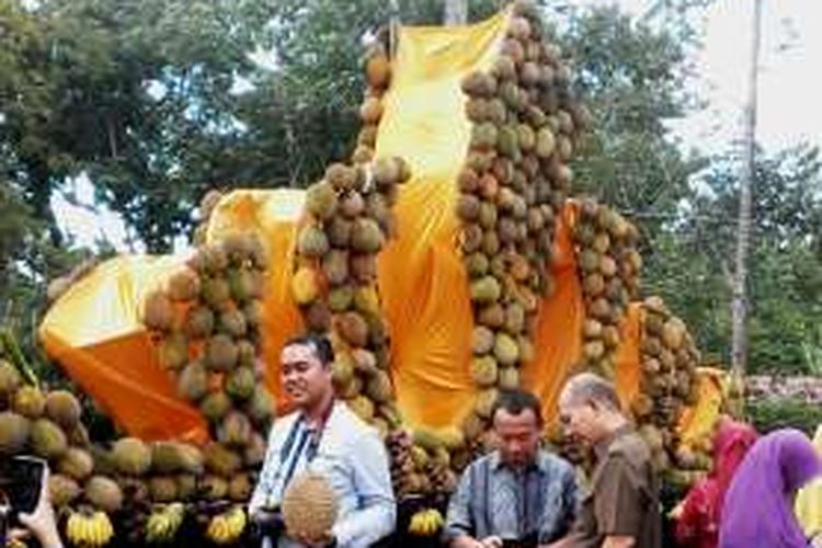 Durian Sumber Agung dibentuk seperti  Mahkota Siger Lampung di acara Festival Durian Bandarlampung. 