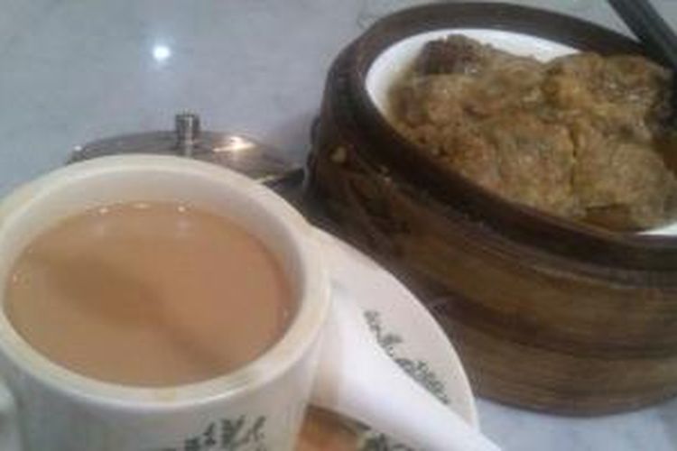 Hainan milk tea dan lumpia udang saus tiram. 