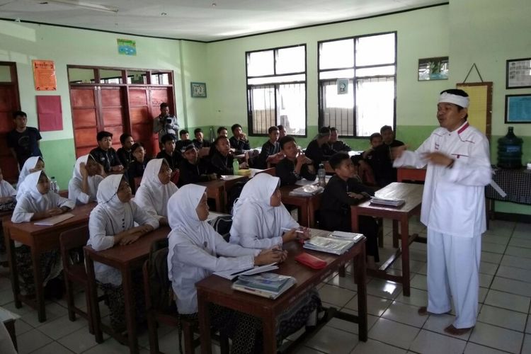 Bupati Purwakarta Dedi Mulyadi sedang menyosialisasikan program tiap Kamis sebagai Hari Kasih Sayang kepada para pelajar di SMPN 5 Purwakarta, Rabu (6/9/2017).