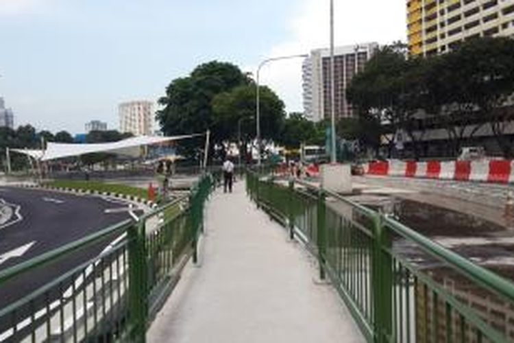 Jalur pedestrian yang disiapkan pemerintah Singapura selama pengembangan proyek infrastruktur Line 3 Jalan Besar Stasion. Gambar diambil, Jumat (8/5/2015).