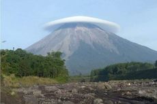 Puncak Semeru Tampak 