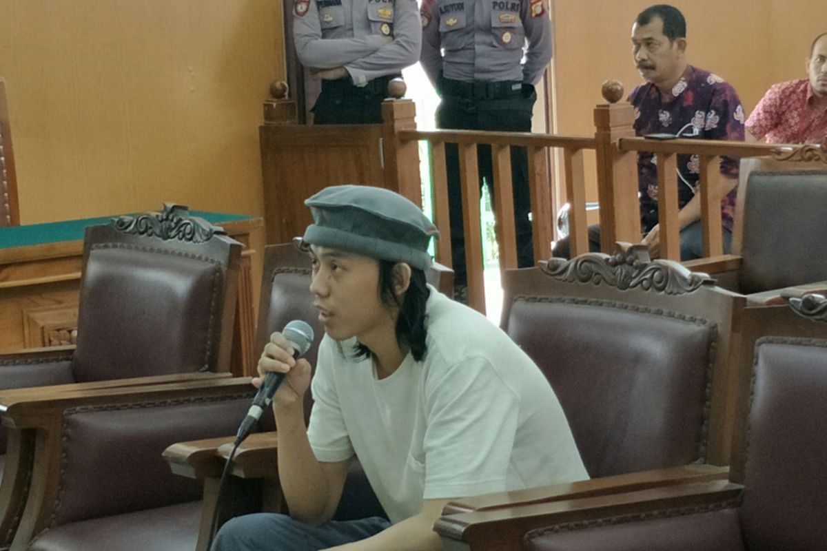 Terpidana pembuat wadah (casing) bom Thamrin, Dodi Suridi alias Ibnu Arsad, saat memberikan kesaksian dalam persidangan dengan terdakwa Aman Abdurrahman di Pengadilan Negeri Jakarta Selatan, Jumat (9/3/2018).