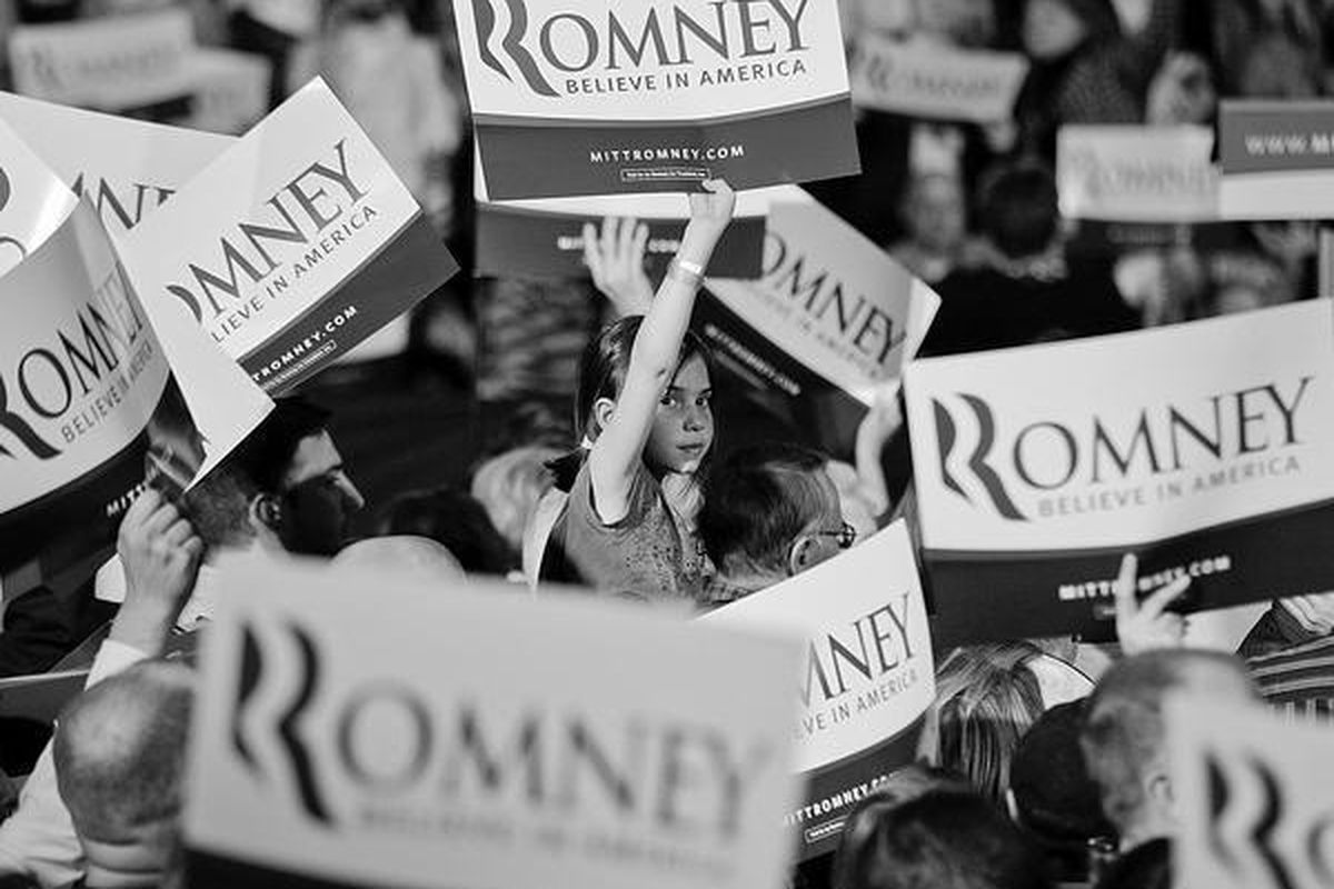 Gadis kecil duduk di pundak seorang pendukung Partai Republik saat berlangsung malam kaukus partai yang mengetengahkan bakal calon presiden dan mantan gubernur Massachusetts, Mitt Romney, Sabtu (4/2), di Las Vegas.