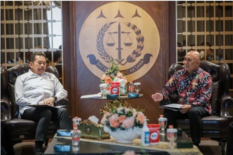 Menteri Koperasi dan UKM (MenKopUKM) Teten Masduki bertemu Jaksa Agung ST Burhanuddin, Rabu (25/8/2022). 