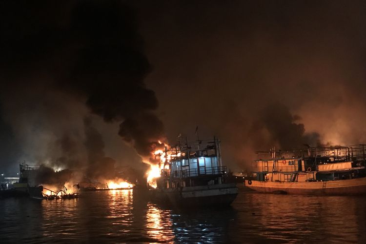 Kebakaran susulan menimpa beberapa kapal di pelabuhan Muara Baru, Pluit, Penjaringan, Jakarta Utara, Sabtu (23/2/2019) malam. Kebakaran susulan itu, yang melanda 5 kapal, terjadi sekitar pukul 20.30. 