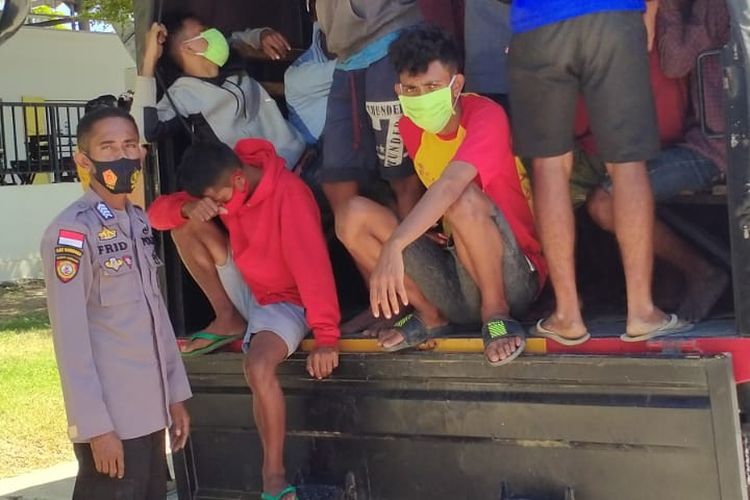Warga Timor Leste saat diamankan aparat Polres Belu, NTT