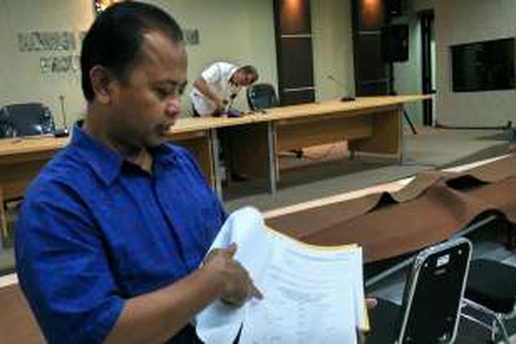 Ketua Komisi Pemilihan Umum (KPU) DKI Jakarta, Sumarno, menunjukkan dokumen syarat pencalonan dan syarat calon pada Pilkada DKI 2017, di Kantor KPU DKI, Salemba, Jakarta Pusat, Selasa (20/9/2016).
