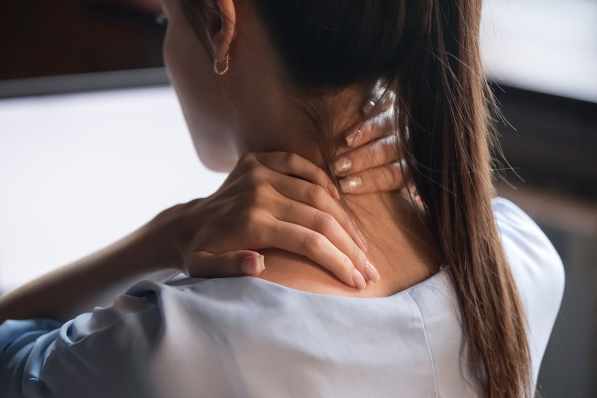 Salah satu penyebab sakit leher bagian belakang adalah karena berada di posisi duduk yang sama selama beberapa jam.