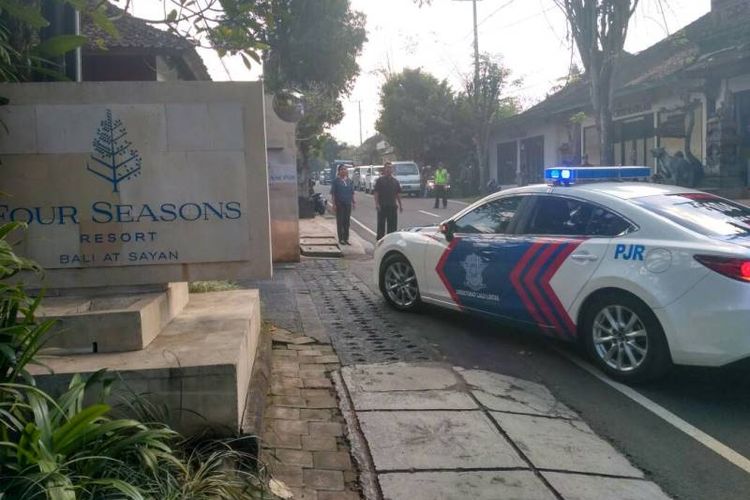 Petugas keamanan menggelar simulasi kedatangan Barack Obama di Four Seasons Resort, Desa Sayan, Ubud, Bali, Jumat (23/6/2017).