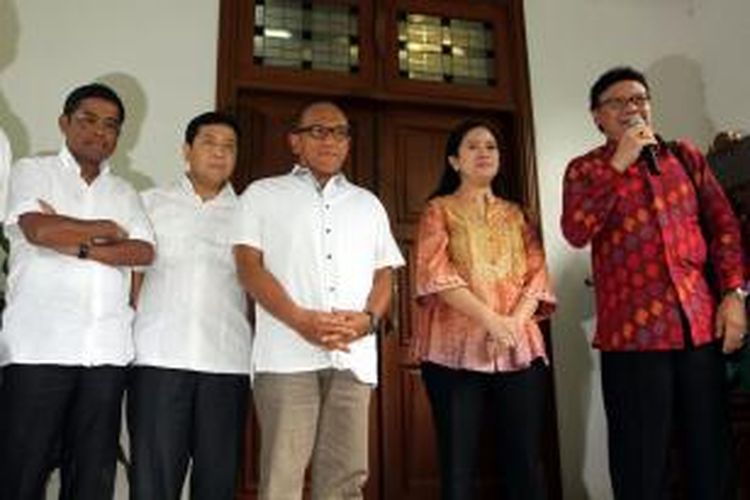 Ketua Umum DPP Partai Golkar Aburizal Bakrie (tengah) bersama fungsionaris Partai Golkar melakukan jumpa pers dengan Ketua Badan Pemenangan Pemilu (Bappilu) PDI-P Puan Maharani (dua dari kanan) dan Sekjen PDI-P Tjahjo Kumolo (kanan) di kediaman Ketua PDIP, Megawati Soekarnoputri, Jakarta Pusat, Kamis (15/5/2014). Pertemuan ini dalam rangka menjajaki kerjasama Golkar dengan PDIP untuk koalisi pada Pilpres Juli mendatang.
