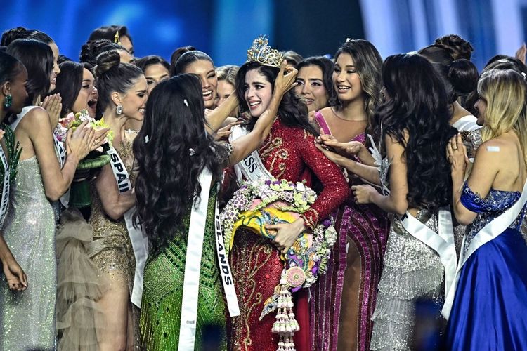 Miss Meksiko, Fatima Bosch (tengah) menjadi juara Miss Universe 2025 di Bangkok, Thailand, pada Jumat (21/11/2025).