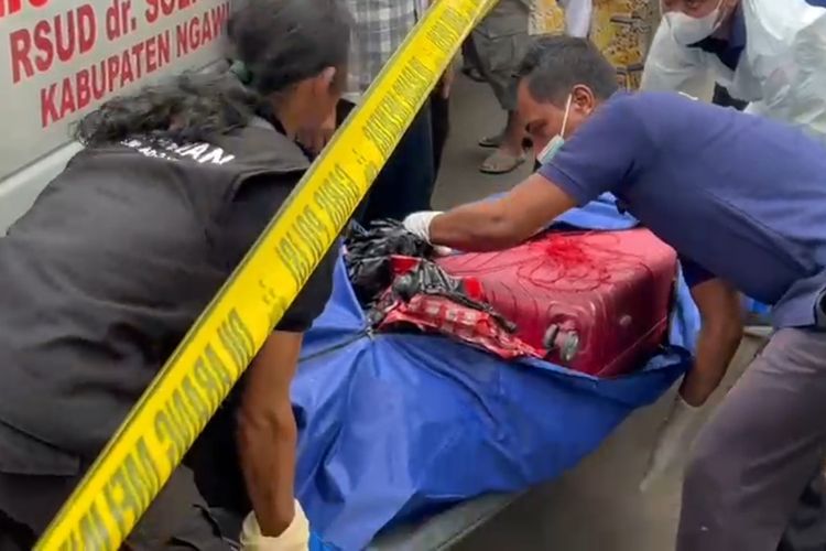 Tim Inafis Polres Ngawi membawa koper merah berisi jasad perempuan telanjang di Desa Dadapan, Kecamatan Kendal, Kabupaten Ngawi, Jawa Timur, Kamis (23/1/2025).
