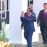 Saat Jokowi Sapa Masyarakat di Luar Istana, Sebelum Upacara Penurunan Bendera
