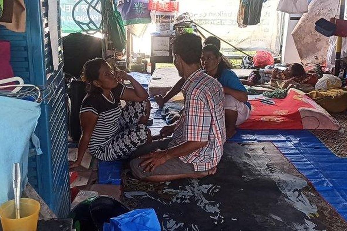 Kehidupan warga yang bertahan dalam tenda di depan gerbang Kampung Susun Bayam, Tanjung Priok, Jakarta Utara. 