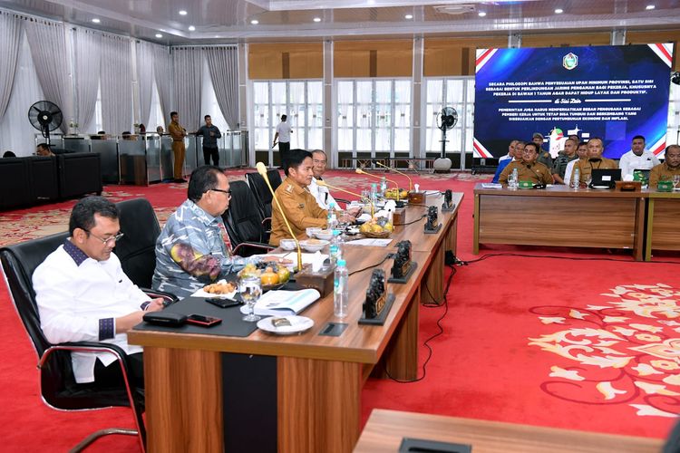 Pj Gubernur Sumut Hassanudin memimpin Rapat Koordinasi Penetapan Upah Minimum Provinsi Sumut Tahun 2024 di Aula Tengku Rizal Nurdin, Rumah Dinas Gubernur Sumut, Senin (20/11/2023)