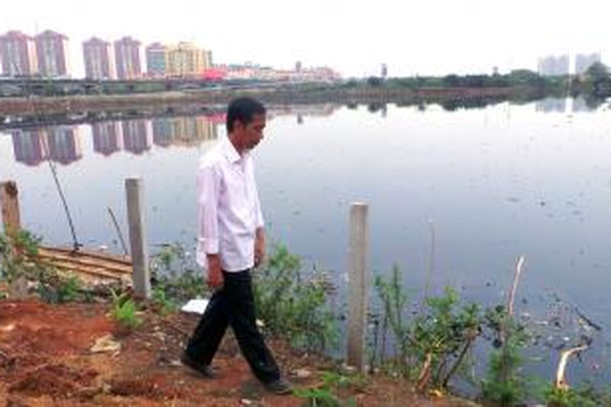 Gubernur DKI Jakarta Joko Widodo berjalan di tepi Waduk Ria Rio di Kampung Pedongkelan, Kelurahan Kayu Putih, Kecamatan Pulogadung, Jakarta Timur, Rabu (11/9/2013).