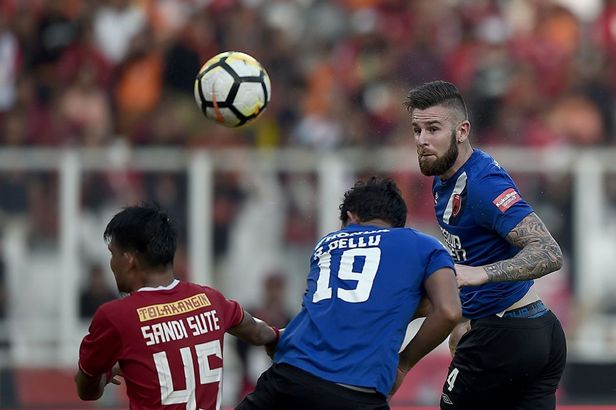 Pesepak bola PSM Makassar Aaron Michael Evans (kanan) menyundul bola saat melawan Persija Jakarta dalam pertandingan Final Piala Indonesia 2018-2019 leg pertama di Stadion Utama Gelora Bung Karno (GBK), Senayan, Jakarta, Minggu (21/7/2019). Persija menang 1-0.