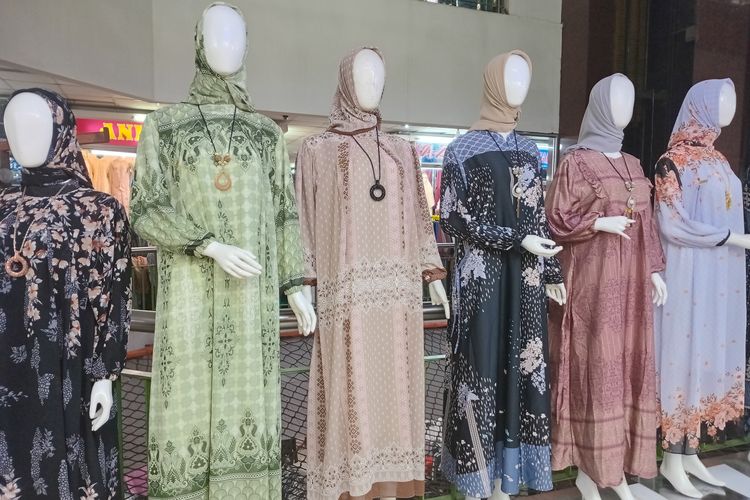 Beberapa koleksi baju gamis bermotif yang di pajang di depan toko Faizah Collection di Blok B Tanah Abang, Jakarta Pusat, Kamis (4/4/2024).