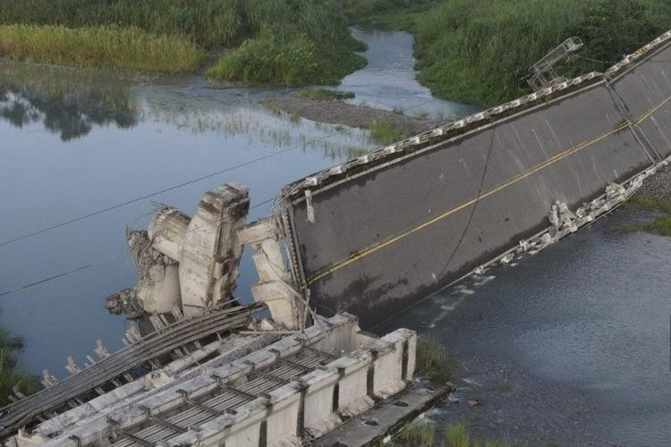 Jembatan Kaoliao di Hualien yang ambruk akibat gempa Taiwan 18 September 2022. Gempa Taitung Taiwan bermagnitudo 6,9.