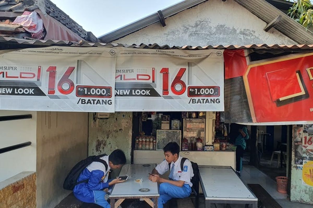 Riset terbaru membuktikan bahwa mudah sekali melihat dan menemukan iklan rokok di luar ruang di sekitar lembaga pendidikan, mulai dari sekolah dasar hingga universitas, di Kota Surabaya.