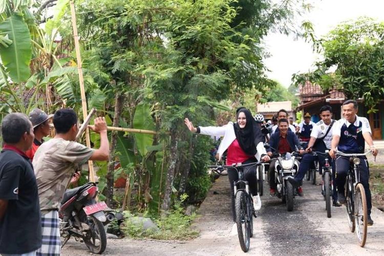 
Di Sepeda Nusantara yang berlangsung di kota Santri tersebut, setidaknya diikuti oleh 2000 pesepeda yang mulai bergerak dari Stadion Utama Kebondalem Kabupaten Kendal menelusuri jalan Tentara Pelajar, melewati Pasar Sukodono, Balai Desa Bojonggede, menuju arah Bulugede dan kembali ke Stadion Utama Kebondalem Kabupaten Kendal dengan total jarak tempuh 15 Km, Minggu (18/11/2018)