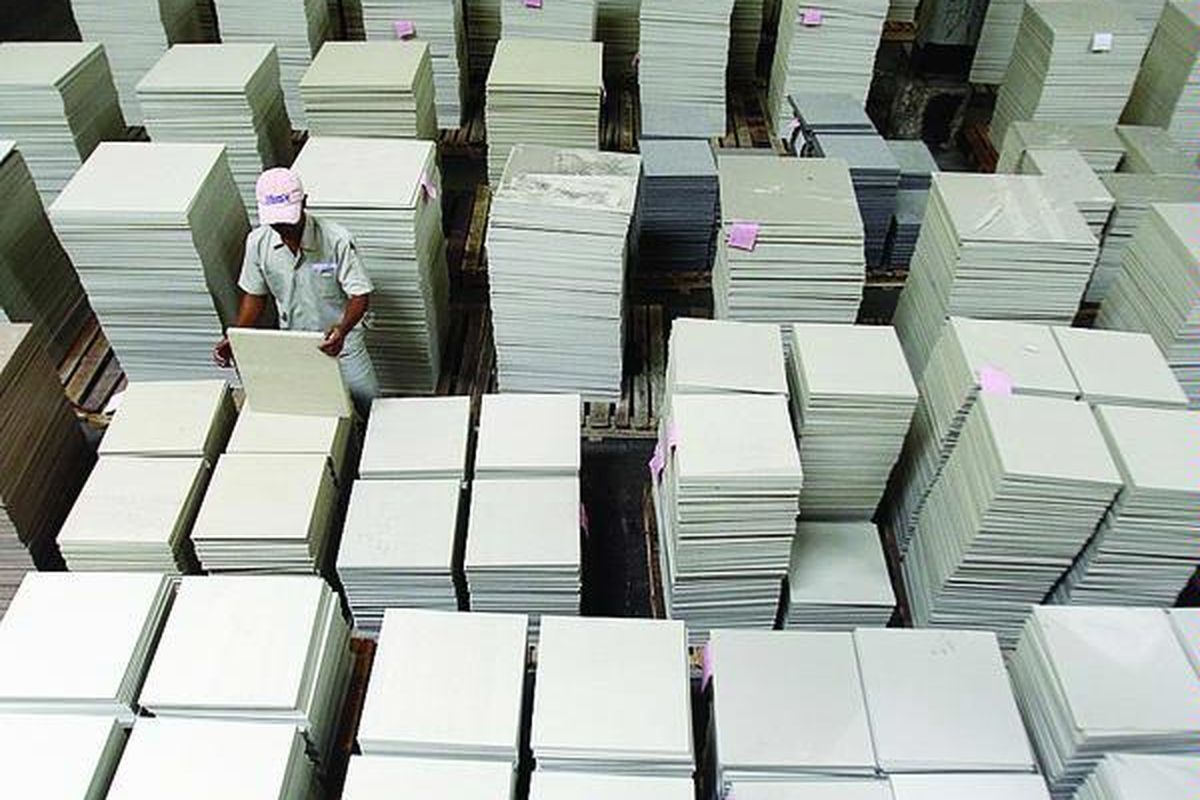 Produk ubin porselen siap ekspor di PT Inti Keramik Alamasri Industri Tbk (IKAI) di Tangerang, Banten, Kamis (27/3). PT IKAI meningkatkan produksi dari 3,9 juta meter persegi per tahun menjadi 6,6 juta meter persegi per tahun untuk memenuhi permintaan ubin porselen yang kian meningkat termasuk kebutuhan ekspor.  