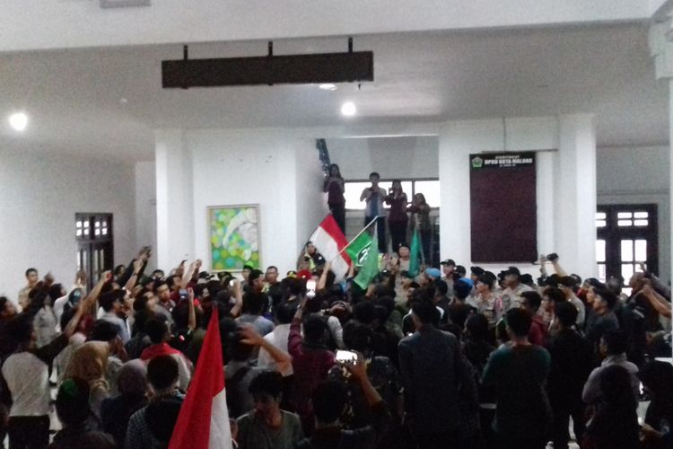 Massa Himpunan Mahasiswa Islam (HMI) memasuki gedung DPRD Kota Malang dalam sebuah aksi memprotes maraknya kasus korupsi dan penanganan kasus pelanggaran HAM, Kamis (13/12/2018)