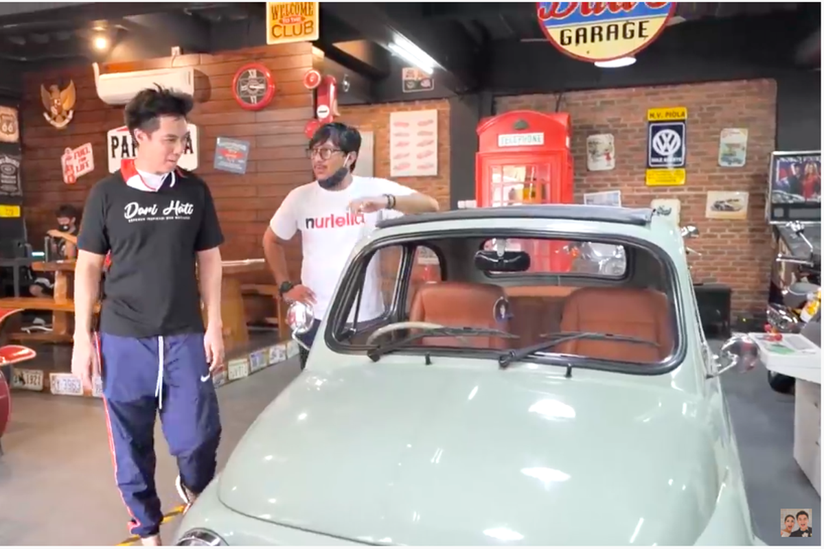 Baim Wong (kiri) melihat-lihat mobil Fiat keluaran 1957 milik Andre Taulany (kanan).