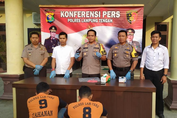 Dua pembunuh polisi di Lampung Tengah, Arwan dan Zeldi ditangkap setelah delapan tahun buron. Korban dibunuh usai mengurus persyaratan pernikahan di Mapolres Lampung Tengah. (Foto: Humas Polres Lampung Tengah)