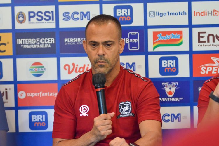 Pelatih Madura United Fabio Araujo Lefundes dalam konferensi pers jelang pertandingan Persib vs Madura United, Jumat (29/7/2022). Duel kedua tim akan digelar Sabtu (30/7/2022).